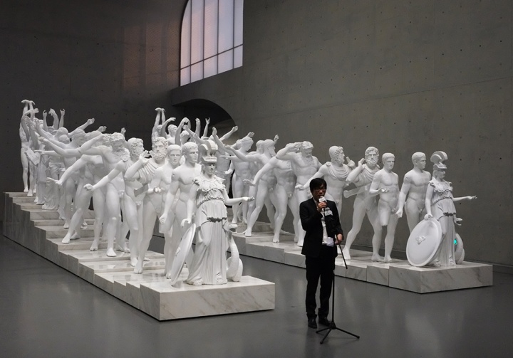 龙美术馆举办的徐震艺术大展 徐震代表没顶公司发言
龙美术馆举办的徐震艺术大展 徐震代表没顶公司发言