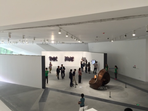 在展厅一层空间，陈列着来自当代艺术家赵赵、马秋莎、王郁洋等当代艺术家的作品。策展人唐昕说，希望让参观的学生观众一开始就感受到当代艺术的震撼
