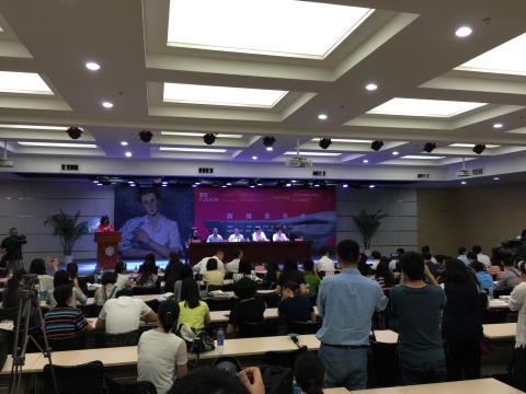 武汉大学校长李晓红、泰康人寿董事长兼CEO、嘉德拍卖创始人陈东升、武汉大学党委常委、总会计师应惟伟、泰康人寿副总、董事会秘书邱希淳、泰康人寿副总、泰康之家首席执行官刘挺军及策展人、泰康空间艺术总监唐昕出席新闻发布会
