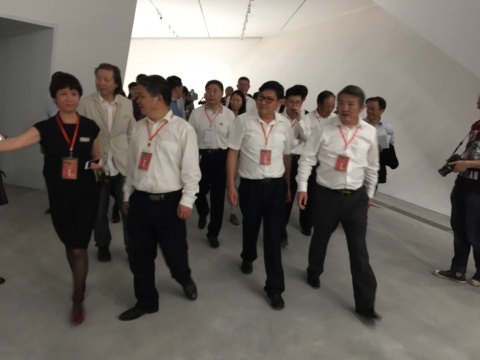 嘉德拍卖创始人陈东升（右一）、武汉大学校长李晓红（右二）、策展人、泰康空间艺术总监唐昕（左一）为到场嘉宾导览
