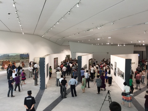 展览采用开放的布局，以非线性的时间线索让观众“可以从任何一个年代进入展览，进入美术史脉络”
