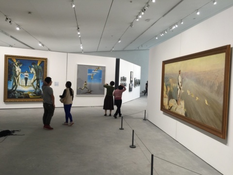 用摄影与油画作品并置的方式让观众享受更有代入感的观展体验，并便于观众从彼时彼地进入当时的艺术世界
