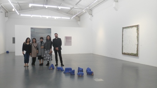 右起:策展人弗洛里安维因罗(Florian Weingruell)、静画廊负责人邬靜、策展人郑念缇与嘉宾合影
右起:策展人弗洛里安维因罗(Florian Weingruell)、静画廊负责人邬靜、策展人郑念缇与嘉宾合影