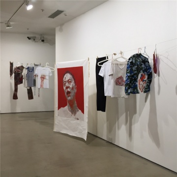 B 级绘画的含义从中可见,在现成衣物上在创作的绘画装置作品
B 级绘画的含义从中可见,在现成衣物上在创作的绘画装置作品