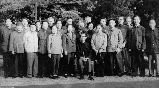  1982年上海吴大羽的老学生们为他祝贺80寿辰合影

