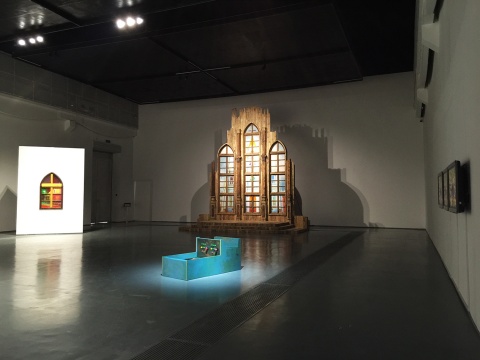 位于A厅的李青个展“大教堂” 作品与静逸的空间中所透露的仪式感既形象又充满着荒诞