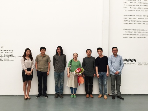 5月16日,蜂巢当代艺术中心2015年第二个大展到场艺术家潘汶汛、李青、黄春风(左四至左六)与画廊负责人夏季风(右一)、年轻策展人妮玛拉姆(左一)以及当场嘉宾吕澎(左二)、朱朱(左三)合影留念 5月16日,蜂巢当代艺术中心2015年第二个大展到场艺术家潘汶汛、李青、黄春风(左四至左六)与画廊负责人夏季风(右一)、年轻策展人妮玛拉姆(左一)以及当场嘉宾吕澎(左二)、朱朱(左三)合影留念