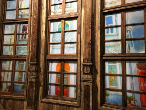 李青  《乡村教堂》局部   600×560×500cm  木、有机玻璃、金属、油彩   2014-2015
