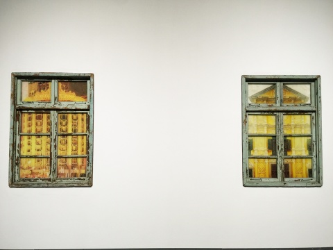 李青  左：《邻窗·赌场》  150×107×11cm   木、有机玻璃、金属、油彩  2014

右：《邻窗·圣堂》  150×107×11cm   木、有机玻璃、金属、油彩  2014
