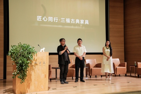 中国陈设委执行主任梁建国（左）与福建三福古典家具公司董事长（中）签订战略合作协议
