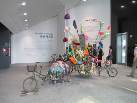 作品《花道》,崔正化通过清洁工具向我们展示了修身的花道
作品《花道》,崔正化通过清洁工具向我们展示了修身的花道