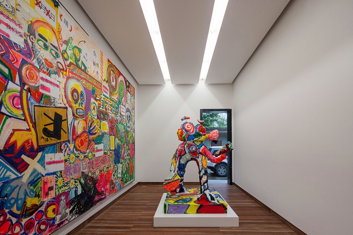 陈栋帆作品 左:《一页日记:草地上的午餐》布面油画 2014 右:《一个未来战士》玻璃钢,丙烯上色 2013-2014
陈栋帆作品 左:《一页日记:草地上的午餐》布面油画 2014 右:《一个未来战士》玻璃钢,丙烯上色 2013-2014