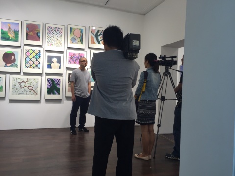 艺术家李勇在作品前接受采访 艺术家李勇在作品前接受采访
