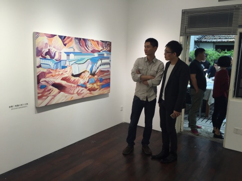 艺术家余果在介绍作品 艺术家余果在介绍作品