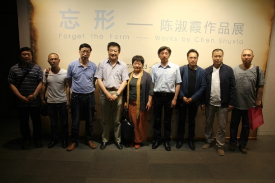 艺术家陈淑霞(中)与众多嘉宾合影
艺术家陈淑霞(中)与众多嘉宾合影