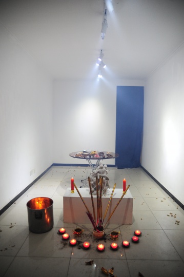 2015年,智先画廊“双飞替天行道”,将双飞币当做冥币在现场燃烧
2015年,智先画廊“双飞替天行道”,将双飞币当做冥币在现场燃烧