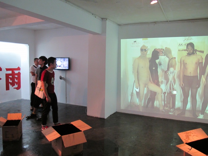 2012,上海上午艺术空间“双飞撕票艺术”现场
2012,上海上午艺术空间“双飞撕票艺术”现场