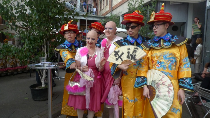 2011年,双飞艺术中心前往瑞士巴塞尔艺博会,并参与其中
2011年,双飞艺术中心前往瑞士巴塞尔艺博会,并参与其中