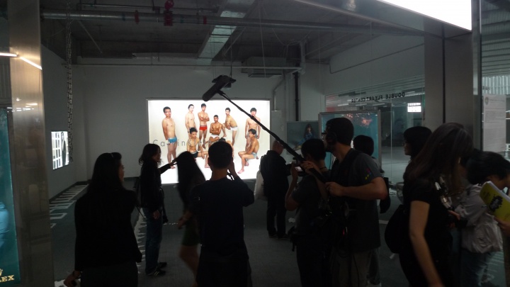 2010年,大声展,双飞艺术中心以模拟奢侈品牌广告大片的影像作品参展
2010年,大声展,双飞艺术中心以模拟奢侈品牌广告大片的影像作品参展