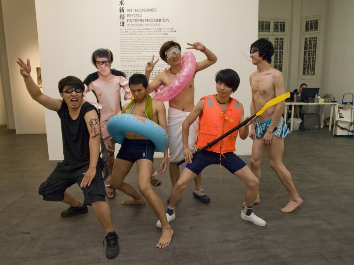 2010年,上海奥沙画廊,双飞奥沙经济讲座现场
2010年,上海奥沙画廊,双飞奥沙经济讲座现场
