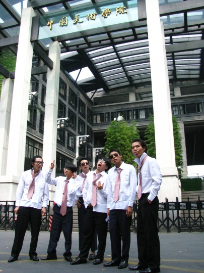 2009年,“白痴白领团”现场
2009年,“白痴白领团”现场