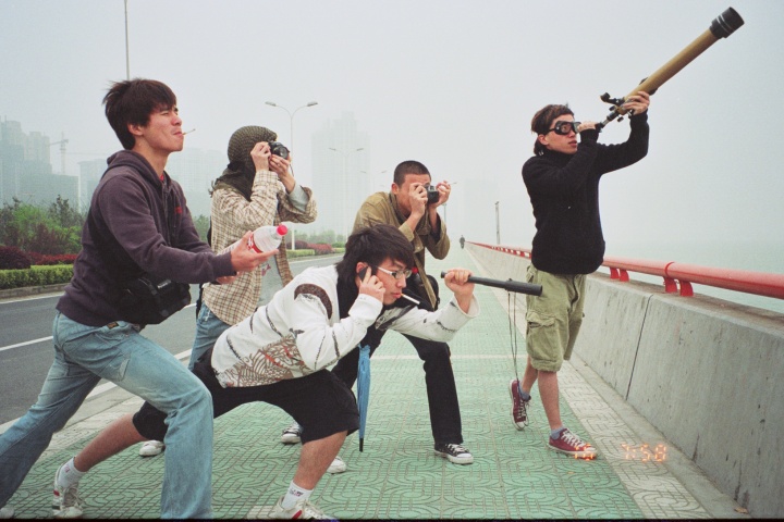 双飞艺术中心在日常也有自发性的创作,2009年“攻占钱江大桥小岛”现场
双飞艺术中心在日常也有自发性的创作,2009年“攻占钱江大桥小岛”现场