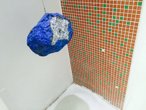 悬空而置的雕塑装置作品
悬空而置的雕塑装置作品