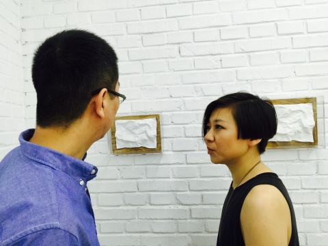 策展人王泡泡与艺术家朱昱在作品前
