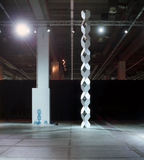 《Hans》900×35×35cm 有机玻璃 2007 ©Dieter Detzner
《Hans》900×35×35cm 有机玻璃 2007 ©Dieter Detzner