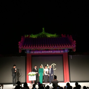 UCCA馆长田霏宇、英格宝公主、DSL机构代表沙利文为林科颁奖
