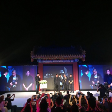 黄专、雅昌文化集团董事长万捷、故宫博物院常委副院长王亚明为张培力颁奖。
