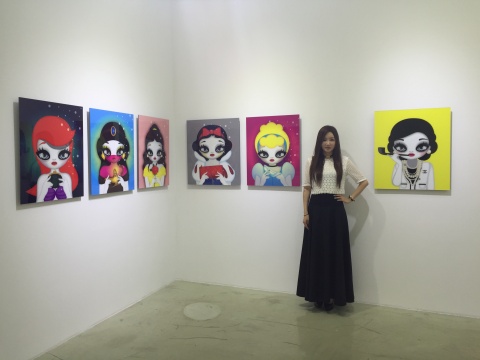 玛丽.金在2014年创作的《名人秀》系列作品前
玛丽.金在2014年创作的《名人秀》系列作品前