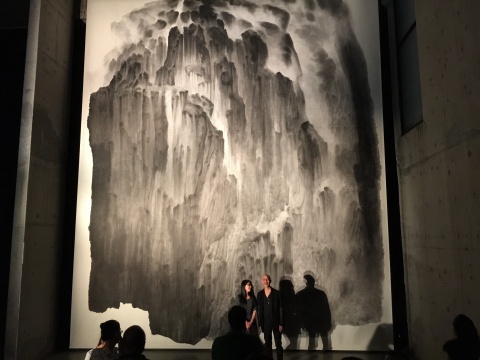 《山不厌高二》尺寸达到890×720cm
《山不厌高二》尺寸达到890×720cm