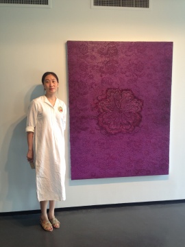 艺术家江芳与她的作品《紫色》
