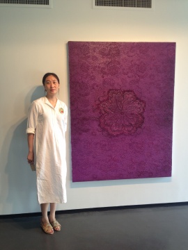 艺术家江芳与她的作品《紫色》
艺术家江芳与她的作品《紫色》
