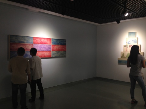 观众在展出作品前驻足
观众在展出作品前驻足