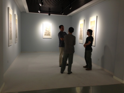 正观美术馆馆长孙志中、艺术家赵修、艺术家董俊超在展览现场
正观美术馆馆长孙志中、艺术家赵修、艺术家董俊超在展览现场