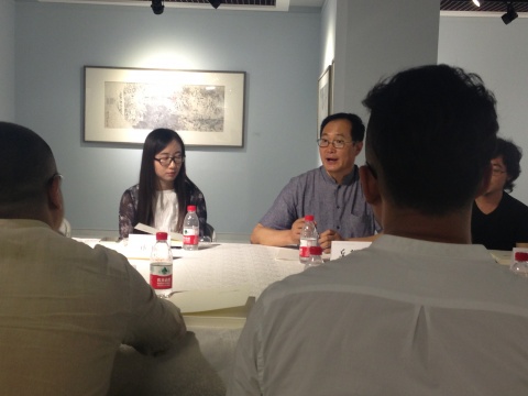 馆长孙志中在座谈会上与艺术家交流
馆长孙志中在座谈会上与艺术家交流
