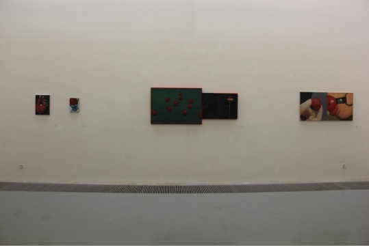 红色和草莓的母体:《把愿嚼子套到你的嘴上》、《死掉的红》、《红球》、《小心夹头》
红色和草莓的母体:《把愿嚼子套到你的嘴上》、《死掉的红》、《红球》、《小心夹头》