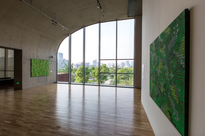 窗外的建筑、街道,以及绿色,同墙上的作品融为一体
窗外的建筑、街道,以及绿色,同墙上的作品融为一体