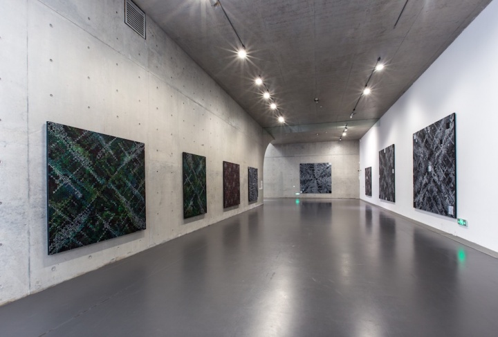 以“城市”为主题的作品,通常呈现出从天空俯视的角度,这个展览的内部真是肃穆极了
以“城市”为主题的作品,通常呈现出从天空俯视的角度,这个展览的内部真是肃穆极了