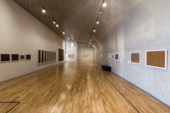 纸本的作品单独陈列在这个展厅中,这些尺寸不大,极具手工感的作品相当迷人
纸本的作品单独陈列在这个展厅中,这些尺寸不大,极具手工感的作品相当迷人