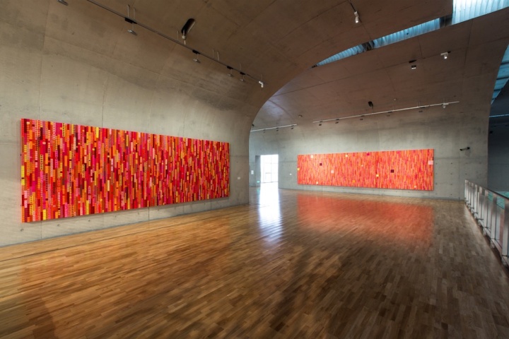 展览的视觉做的非常成功,借助作品的力量,在展厅中的走动和观看是具有连贯性的,一气呵成又极为丰富,这种体验贯穿在展厅内部中,也能在单独的作品里获得
展览的视觉做的非常成功,借助作品的力量,在展厅中的走动和观看是具有连贯性的,一气呵成又极为丰富,这种体验贯穿在展厅内部中,也能在单独的作品里获得