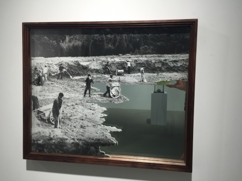 《埋镜子》 手工银盐照片、镜子 47×59cm 版本：2/6 2014
