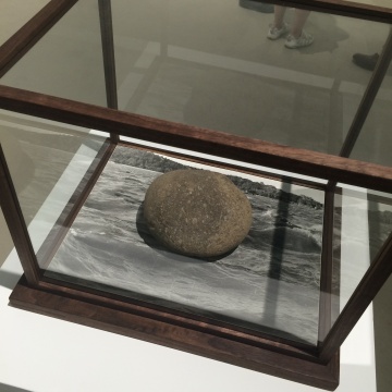 《落石》 手工银盐照片、石头 43×62cm 版本：唯一 2014

