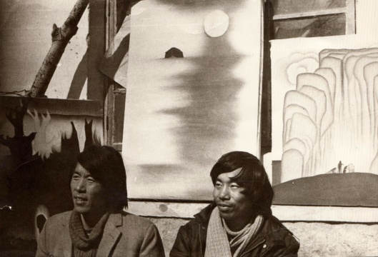 李津(右)和李彦平,背后为参加1984年前进中的中国美术展览的作品《月亮河》
李津(右)和李彦平,背后为参加1984年前进中的中国美术展览的作品《月亮河》