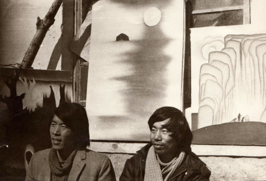 李津（右）和李彦平，背后为参加1984年前进中的中国美术展览的作品《月亮河》
