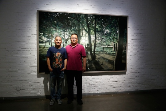 艺术家王岱山（左）
