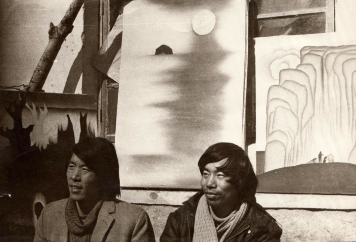 李津(右)和李彦平,背景为参加1984年展览“前进中的中国美术”作品《月亮河》
李津(右)和李彦平,背景为参加1984年展览“前进中的中国美术”作品《月亮河》