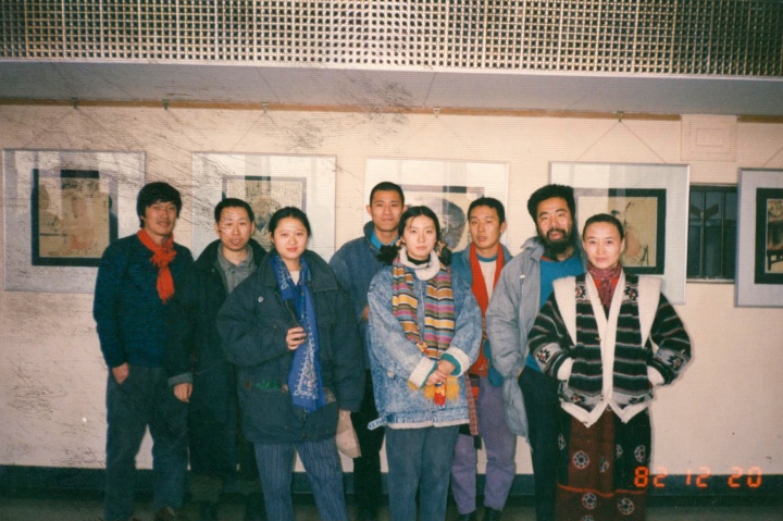 李津九十年代在北京举办展览时的合影，图中有艺术家刘炜（右三）、方力钧（右五）、常工（左一）、阿海（左二）、靳卫红（左三）
